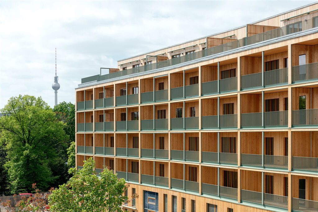 Der sechsgeschossige Holzmassiv-Wohnbau "Walden 48" in Berlin wurde beim Deutschen Nachhaltigkeitspreis Architektur 2021 von der Jury in die Runde der drei Finalisten gewählt. Foto: © Jan Bitter