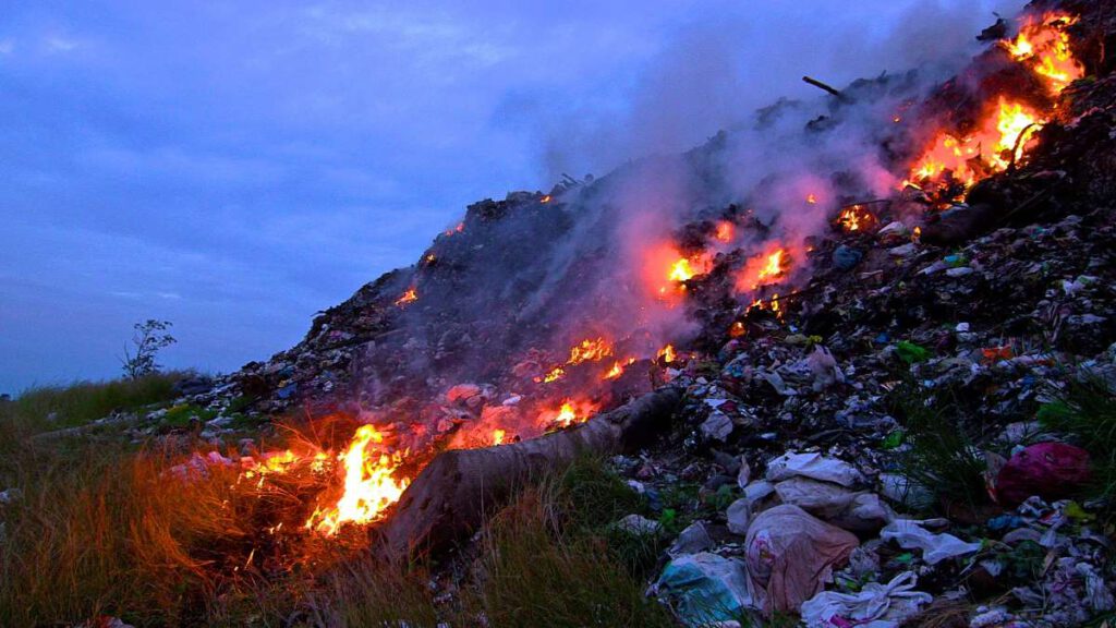 Verbrennung von Kunststoffabfällen auf einer offenen Mülldeponie in General Santos, Philippinen. Foto: Global Environment Facility/Flickr, Lizenz: CC BY-NC-SA 2.0.