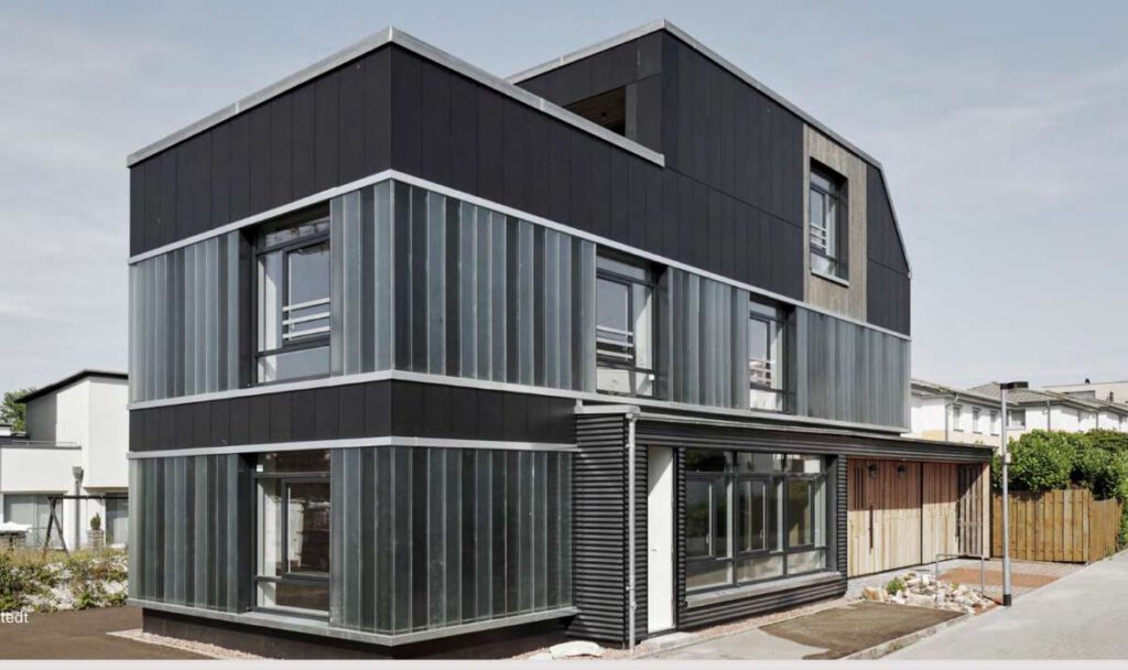 Ein konkretes und sehr beeindruckendes Beispiel für den umfassenden Einsatz sekundärer Baustoffe ist das "Recyclinghaus" von cityförster architecture+urbanism in Hannover. Foto: © cityförster architecture+urbanism