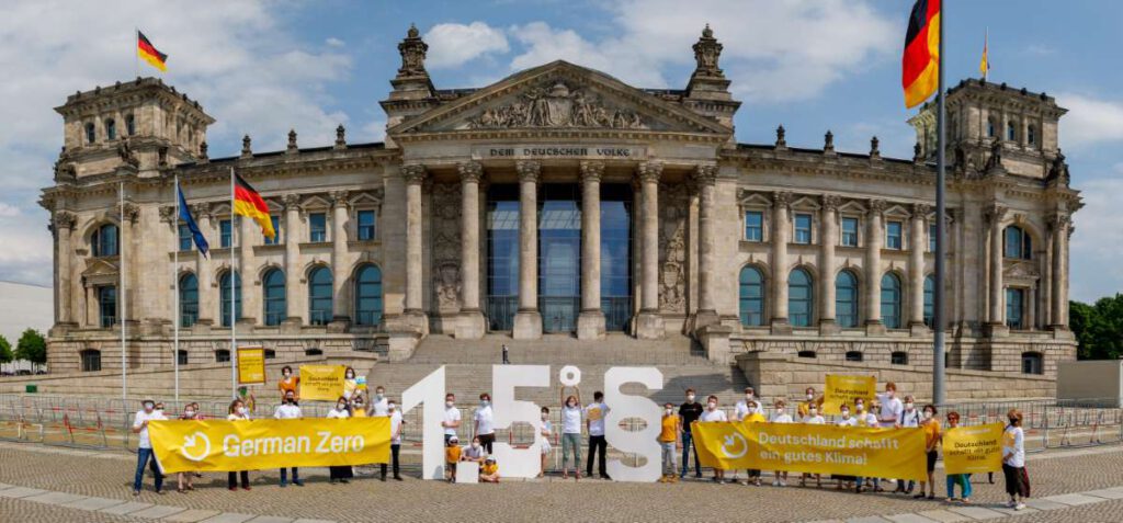 GermanZero vor dem Reichstagsgebäude, Copyright: Julian Peters