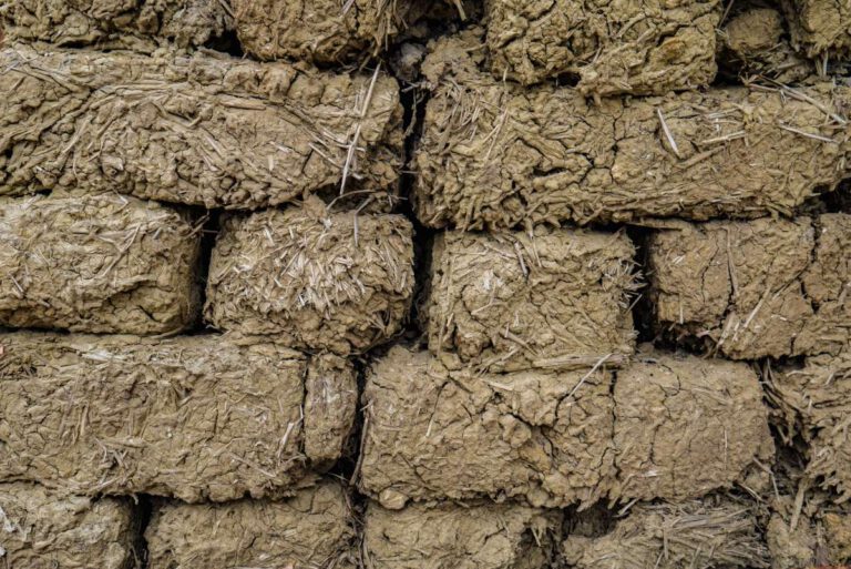 Eine Mischung aus Lehm und Stroh kann zu Blöcken gepresst werden, um damit zum Beispiel Lärmschutzwände zu errichten. Foto: Egor Valeev