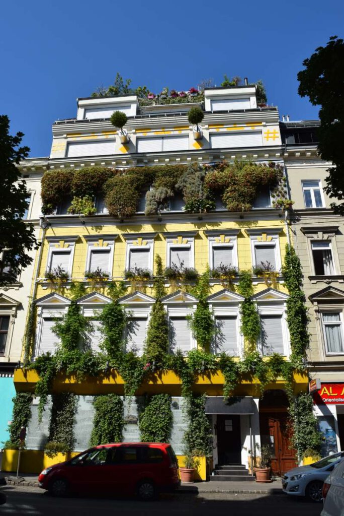 BuGG-Fassadenbegrünung des Jahres 2020: Wohnhaus Hannovergasse in Wien Quelle: BundesverbandGebäudeGrün