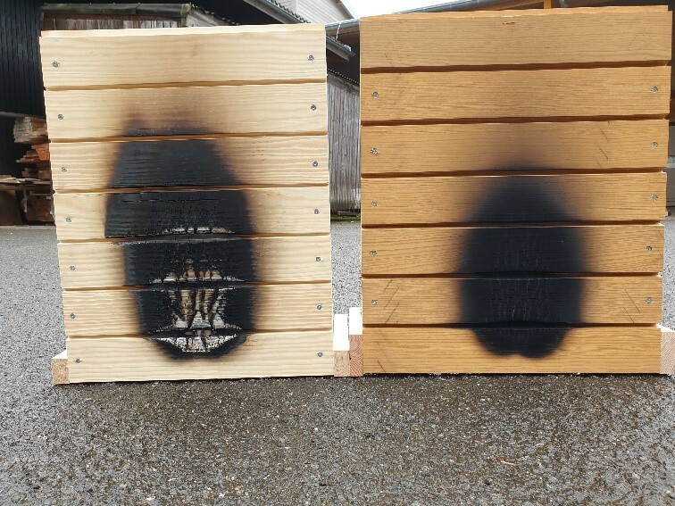 Fassadenelement nach Beflammung – unbehandeltes (links) und behandeltes (rechts) Holz, Foto: Lukas Emmerich