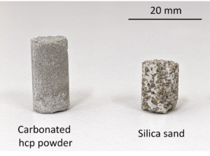 Betonproben: Zwei Proben von Calciumcarbonat-Beton, eine mit Zementstein (links) und die andere mit Quarzsand. Beide Rohstoffe sind übliche Bau- und Abbruchabfälle. Foto: © 2021 Maruyama et al.
