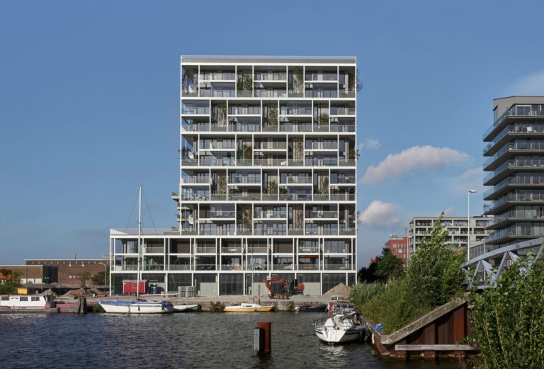 Neuer Holzhybridturm im Amsterdamer Hafen / Foto: Max Hart Nibbrig (https://olafgipser.com/projects/residential-building-bsh/#1)