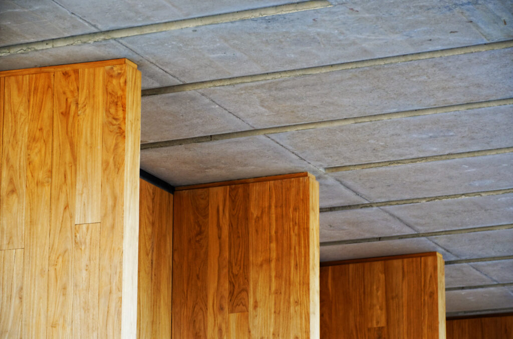 Betondecke auf Holzwänden, Flickr: Matt Acevedo / Lizenz: CC BY 2.0