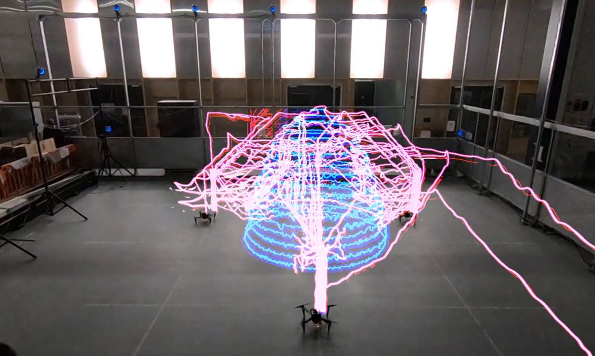 Zeitraffer-Lichtspur zur Demonstration der Multi-Agenten-Koordination des automatisierten Fertigungsroboterteams in der Luft. Foto: Autonomous Manufacturing Lab, UCL