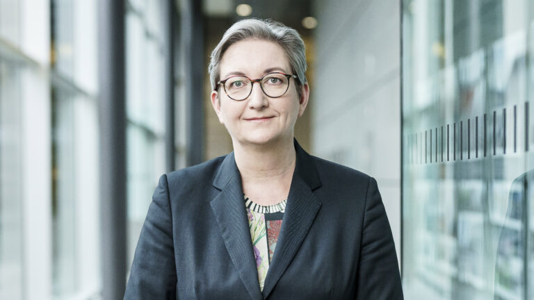 Porträt Bundesministerin Klara Geywitz / Quelle: Bundesregierung (Jesco Denzel)