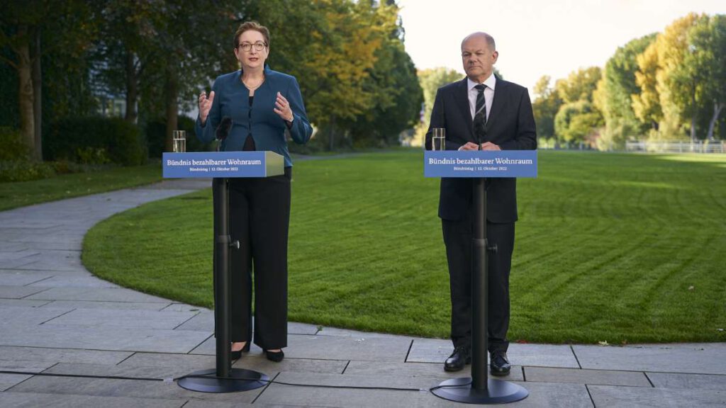 Foto von der Pressekonferenz im Garten des Bundeskanzleramtes mit Bundeskanzler Olaf Scholz und Bundesministerin Klara Geywitz. Quelle: Henning Schacht