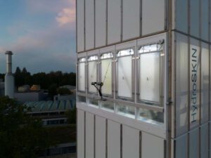 Sonderforschungsbereich 1244 an der Universität Stuttgart stellt erste hydroaktive Gebäudefassade vor. Bild: Sven Cichowicz