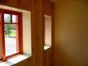 Wand mit Lehmputz in Kombination mit Holzverkleidung der Außenwand / Flickr: Tõnu Mauring / Lizenz: CC BY 2.0