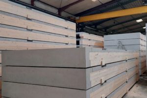 Produktion von Deckenelementen: Durch die Kombination von Holz und Beton werden Synergieeffekte der Stärken beider Materialien genutzt. Foto: Brüninghoff