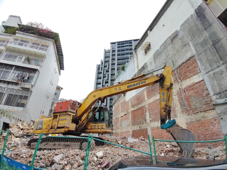 Die aktuelle Rechtslage begünstigt den klimaschädlichen Abriss von Gebäuden, anstatt die ressourcenschonende Sanierung zu bevorzugen. Foto: Victor Khen / pexels