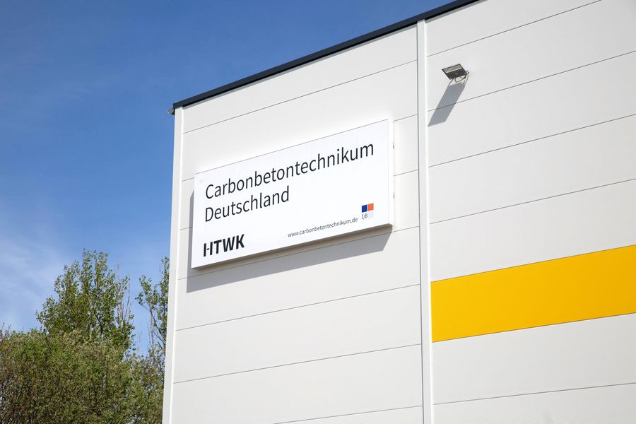 Das Carbonbetontechnikum der HTWK Leipzig ist eine weltweit einzigartige Modellfabrik, in der die automatisierte Fertigung von Carbonbetonbauteilen erprobt wird (Foto: Katrin Haase/HTWK Leipzig)