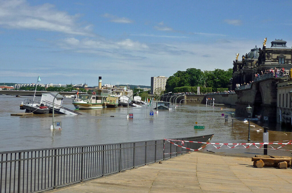 Elbe-Hochwasser im Juni 2013, Blick zum Terrassenufer. Foto: SchiDD, Lizenz: CC BY-SA 3.0, via Wikimedia Commons