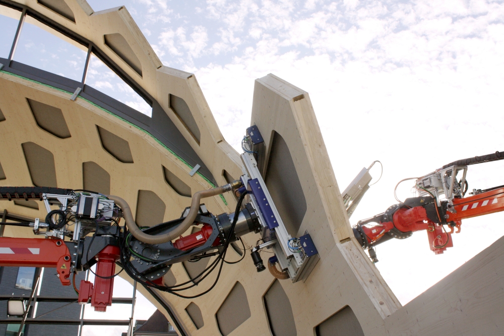 Automatisierte Spinnenkräne mit Vakuumgreifern, platzieren die Bauteile an der Einbauposition, bis diese von einem weiteren Kran verschraubt werden. Foto: ICD/ITKE/IntCDC Universität Stuttgart