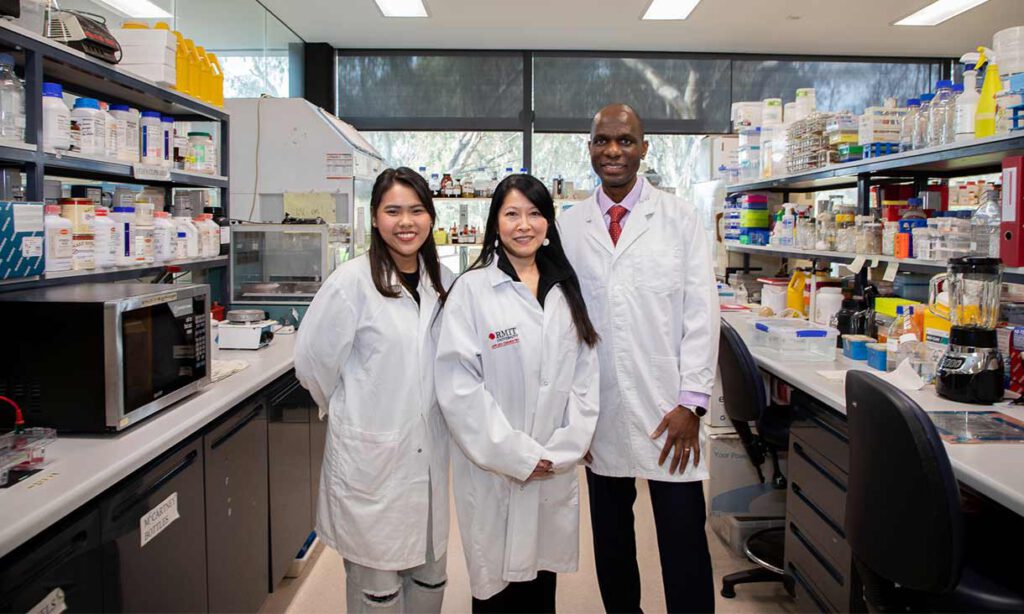 Das Forscherteam Nattanan (Becky) Chulikavit (links), Associate Professor Tien Huynh (mitte) und Associate Professor Everson Kandare (rechts) in Ihrem Labor auf dem Bundoora Campus des RMIT