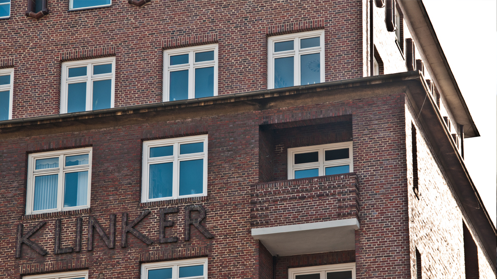 In dem Hamburger Backsteinkatalog werden anhand von zehn Wohngebäuden aus Backstein unterschiedlicher Typologie und Bauzeit verschiedene Sanierungskonzepte vorgestellt. Bild: © ZEBAU GmbH