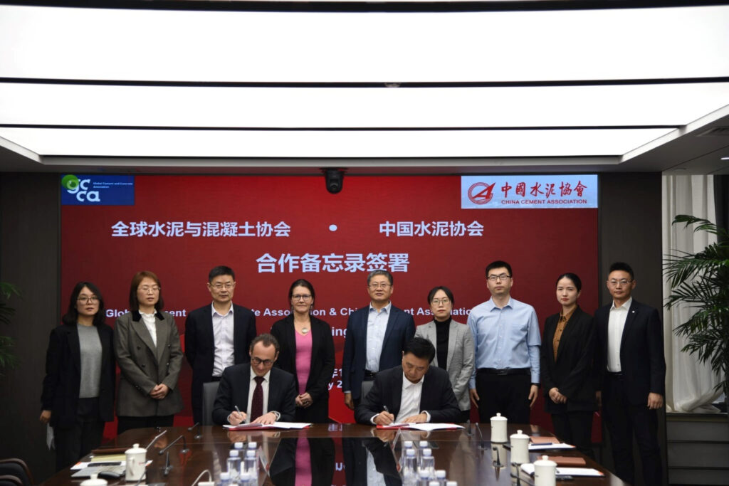 Global Cement and Concrete Association und China Cement Association unterzeichnen Dekarbonisierungsvereinbarung in Peking (Foto: Business Wire)