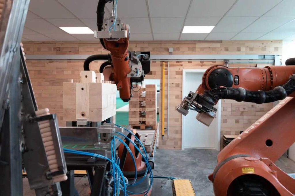 Die sogenannten BRIQs werden mit Robotertechnik hochpräzise aus kostengünstigem Industrie- und Kalamitätsholz sowie rückgebautem Altholz hergestellt. Foto: TRIQBRIQ AG