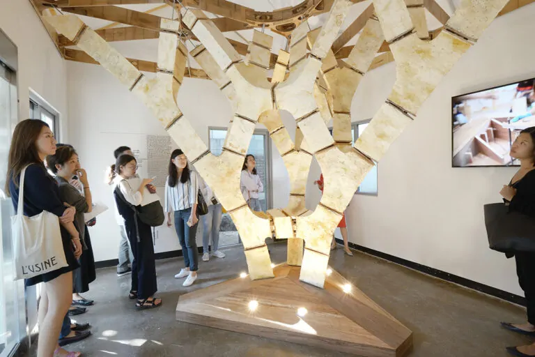 Der „MycoTree“, eine Struktur aus Pilzmyzelium und Bambus. Die Geometrie wurde mit Methoden grafischer Statik in 3D optimiert und tragfähig gemacht. (Foto: Carlina Teteris)