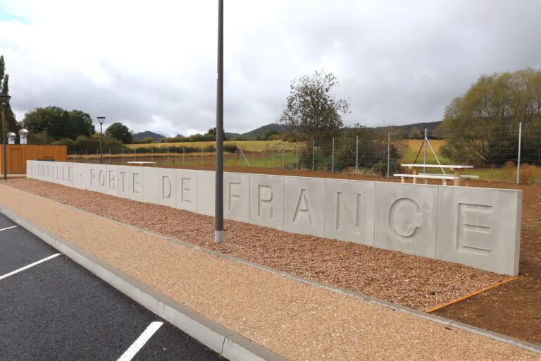 Ausgeführte Lärmschutzwand auf einem Rastplatz an der französischen Autobahn A31 nähe Thionville. Copyright Foto: Technische Universität Kaiserslautern, Fachbereich Bauingenieurwesen, Fachgebiet Massivbau und Baukonstruktion; SySpro-Gruppe Betonbauteile e.V.; Beton-Betz GmbH