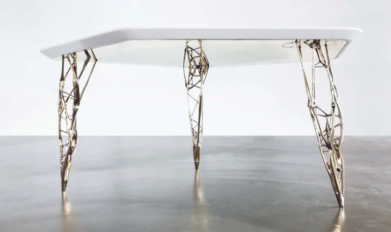 Die filigranen, miteinander verwobenen Strukturen der Tischbeine dienen als Modell für statische Berechnungen unterschiedlichster Konstruktions- und Bauvorhaben. Quelle: voxeljet