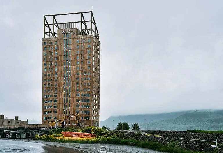 Das weltweit höchste Holzhaus steht in Norwegen. Der "Mjøsa Tower" ist 85,4 Meter hoch. Die Norweger hoffen auf die Strahlkraft als Vorbild für ökologisches Bauen. Foto: Øyvind Holmstad, Bearbeitung: Jacek Halicki, Lizenz: CC BY-SA 4.0.