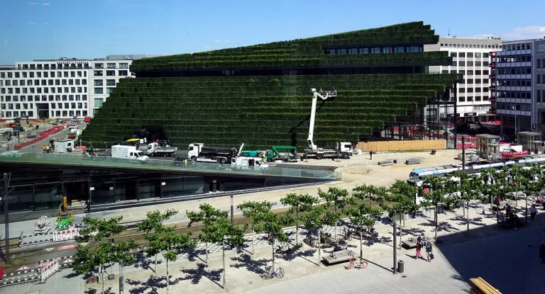 Der Kö-Bogen II in Düsseldorf ist nach dem Vorbild des New Yorker Lincoln Centers mit acht Kilometer Hainbuchenhecken begrünt. Foto: Ulrike Fischer/Wikipedia, Lizenz: CC-BY-SA 4.0