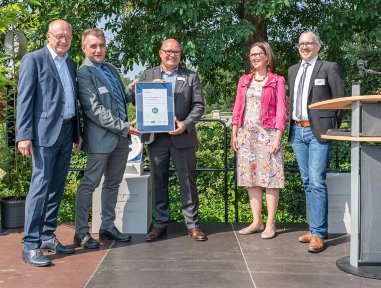 Übergabe der Urkunde. V.l.n.r.: Hartmut Schramm (Geschäftsführung Rinn), Henning Scholtz (Leitung Umwelt RAL gGmbH), Christian Rinn (Geschäftsführung Rinn), Outi Ilvonen (Mitarbeiterin Umweltbundesamt) und Dr. Alexander Janz (Abteilungsleiter Umweltbundesamt); Quelle: Rinn GmbH