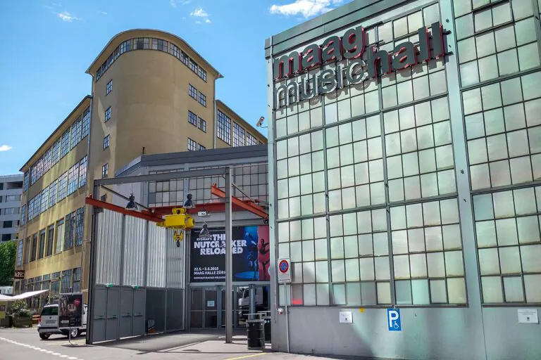 Frontansicht der MAAG Halle in Zürich von 2018. Foto: MAAG Music & Arts AG, Lizenz: CC BY-SA 4.0