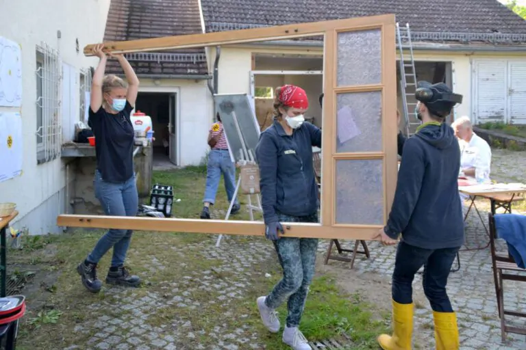 Rückbau einer Innnentür. Foto: © Team Zirkuläres Bauen