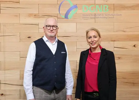 Dr. Christine Lemaitre, Geschäftsführender Vorstand DGNB e.V., links, und Dr.-Ing. Matthias Morgenstern, Leiter Nachhaltige Immobilien, GLS ImmoWert GmbH. Foto © DGNB e.V.