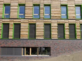 Ein universell nutzbares Holzbausystem soll den Bau öffentlicher Gebäude aus nachwachsenden Rohstoffen erleichtern. Entwickelt wird es bis 2024 im Projekt Ho-Sy. Für die Fassade des FNR-Neubaus kam übrigens recyceltes Eichenholz zum Einsatz. Foto: FNR