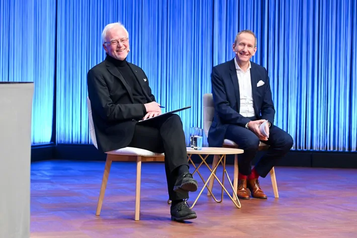 Prof. Dr. Norbert Gebbeken, Präsident der Bayerischen Ingenieurekammer-Bau, mit Tilmann Schöberl, der den 30. Bayerischen Ingenieuretag moderierte Bild: Tobias Hase / Quelle: https://www.presseportal.de/pm/21892/5134946