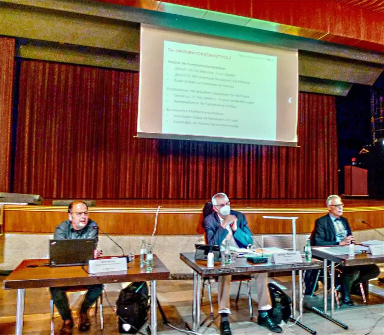 Im Ausschuss für Stadtentwicklung und Bauen referierte Holzbauingenieur Jörg Bühler zum Thema Rohstoff Holz, ein alternativer Baustoff (v.li.: Jörg Bühler, BM Banken und Ausschussvorsitzender Dr. Georg Wilmers). Foto: privat