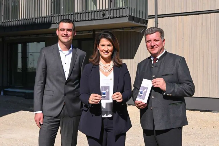 v.l.n.r.: Florian Hoffmann, 1. Bürgermeister von Utting am Ammersee, Forstministerin Michaela Kaniber und Bauminister Christian Bernreiter (Quelle: StMELF)