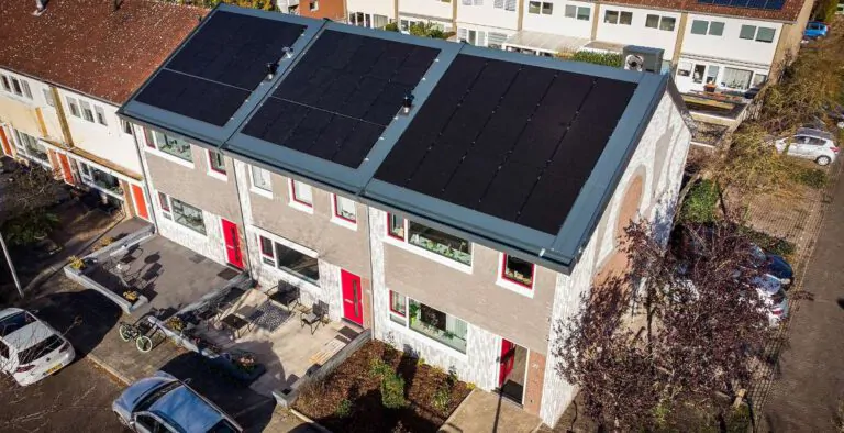 Diese drei Reihenhäuser wurden bereits mit den im Projekt entwickelten Fassaden- und Dachpaneelen energetisch saniert. (Foto: INDU-ZERO)