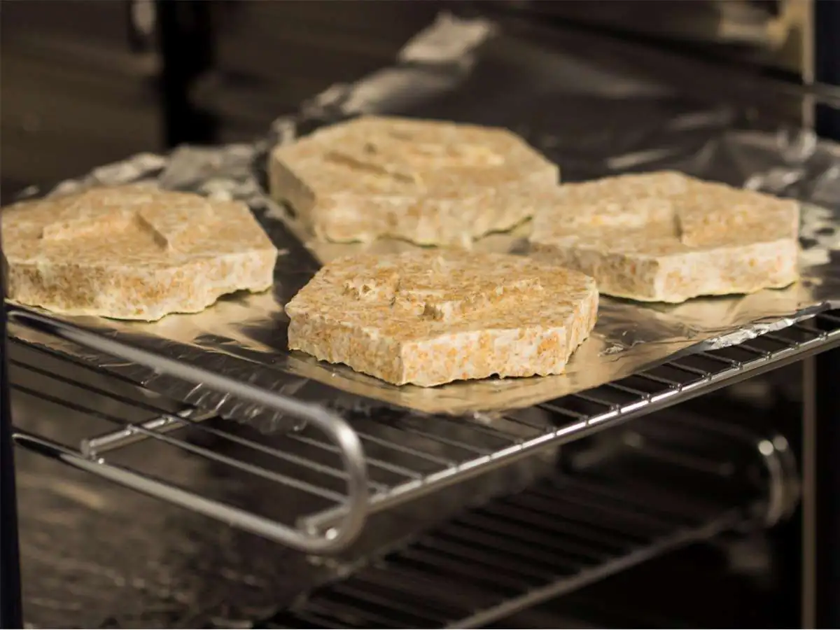 Nach dem Trocknen im Ofen hat der nachhaltige Baustoff ähnliche Dämmwerte wie Styropor. © Fraunhofer UMSICHT