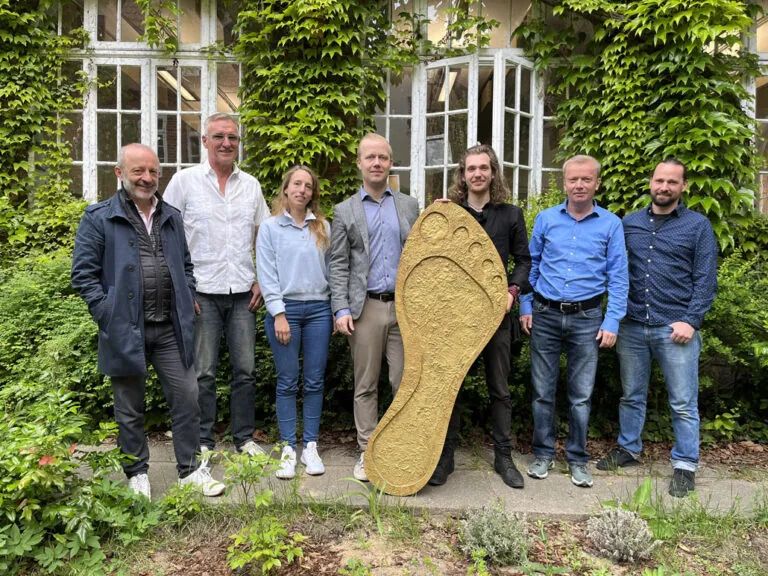 Von links: Klaus Zahn & Wolf Ahner (StadtHausMensch), Svenja Sophie Jürgens (Cradle One), Marius Bohne (Bohne Ingenieure), Aurel Köhler (EPEA – Internationale Umweltforschung), Thomas Elster (81fünf), Matthias Prause (Prause Holzbauplanung) © Cradle One