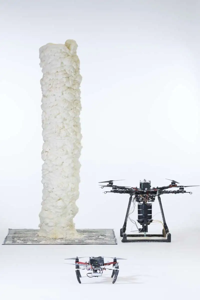 Automatisierte Herstellung von Schaumstoff-3D-Druck aus der Luft. Foto: Sarah Lever photography. Autonomous Manufacturing Lab, UCL.