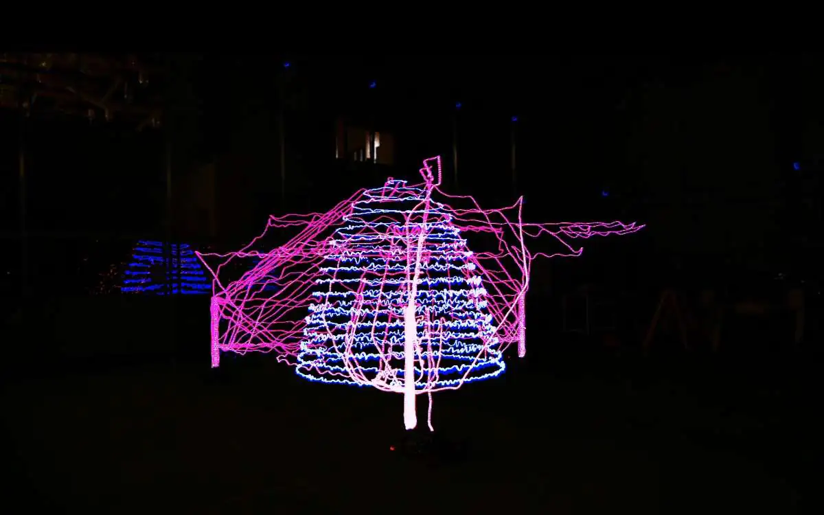 Zeitraffer-Lichtspur zur Demonstration der Multi-Agenten-Koordination des automatisierten Fertigungsroboterteams in der Luft. Foto: Autonomous Manufacturing Lab, UCL