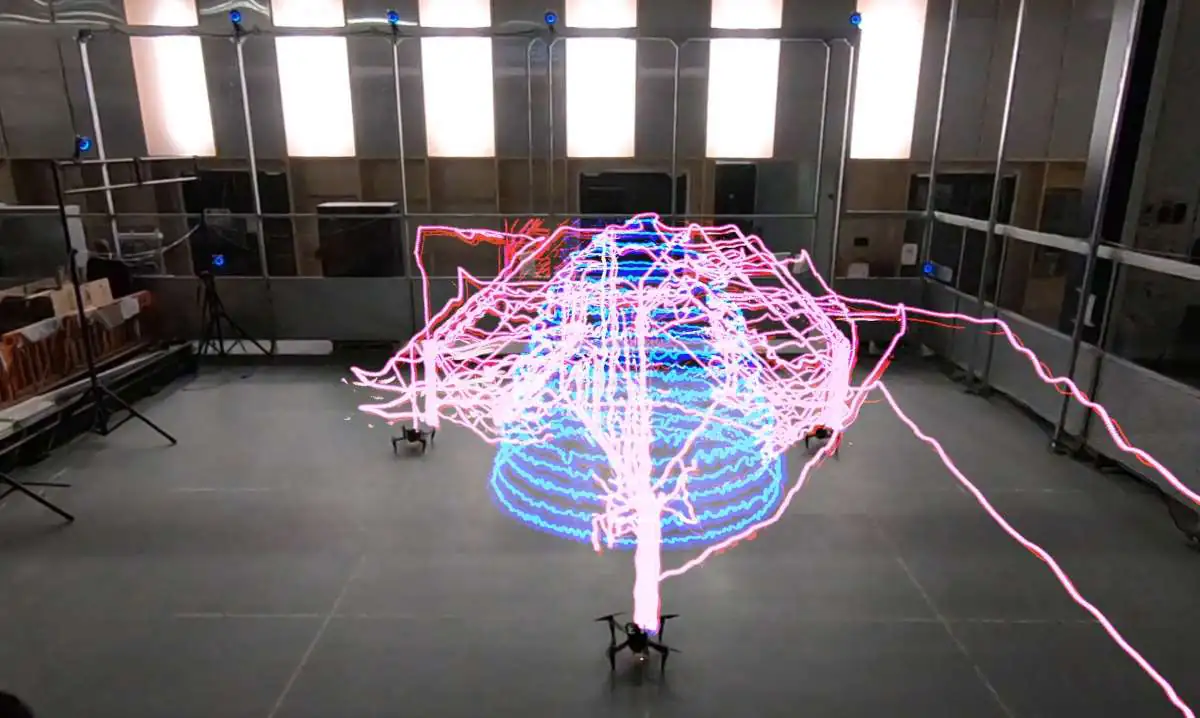 Zeitraffer-Lichtspur zur Demonstration der Multi-Agenten-Koordination des automatisierten Fertigungsroboterteams in der Luft. Foto: Autonomous Manufacturing Lab, UCL