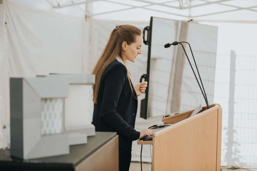 Christina Eisenbarth bei der Vorstellung von HydroSKIN im Rahmen der Festveranstaltung auf dem Campus Vaihingen. Foto: Lisa Joechler