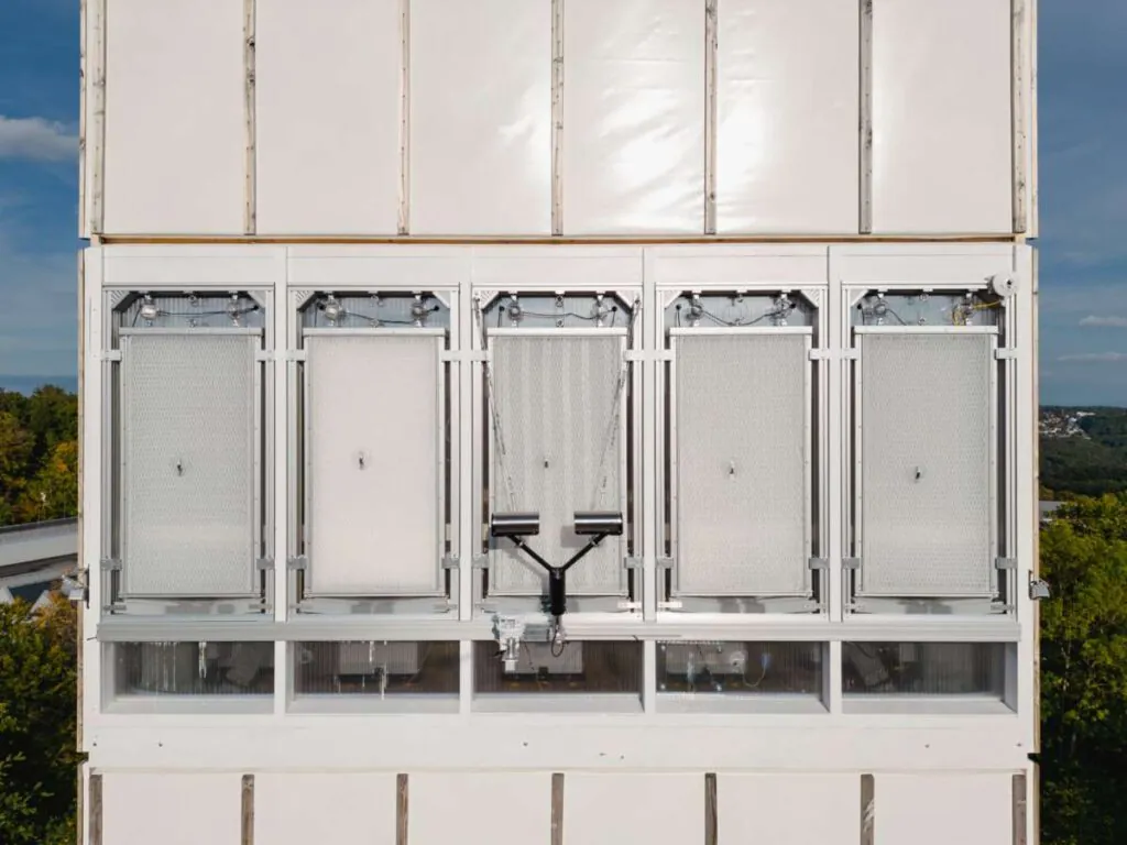Außenansicht des Prüfstands am adaptiven Hochhaus auf dem Campus Vaihingen der Universität Stuttgart mit ersten hydroaktiven Fassadenprototypen und umfangreicher Messtechnik. Foto: Sven Cichowicz