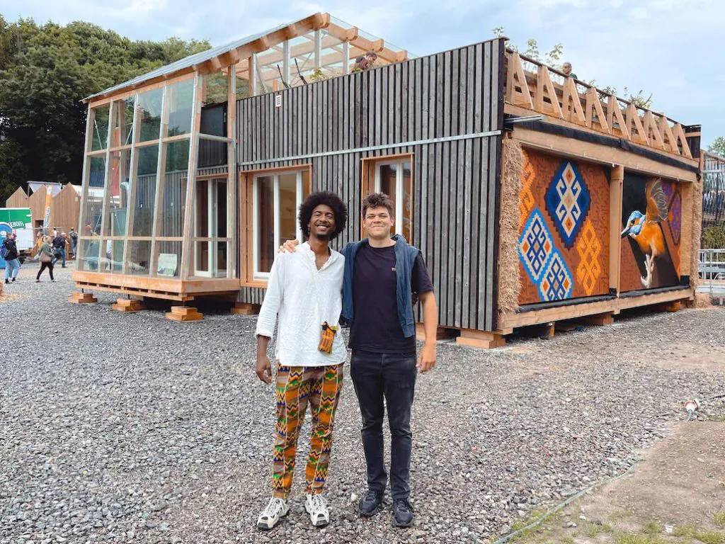 Marvin Martin und Paul Tschense stehen in Wuppertal vor dem energieautarken Passivhaus, das sie als Teil des Teams deeply high gebaut haben. Foto: Paul Tschense