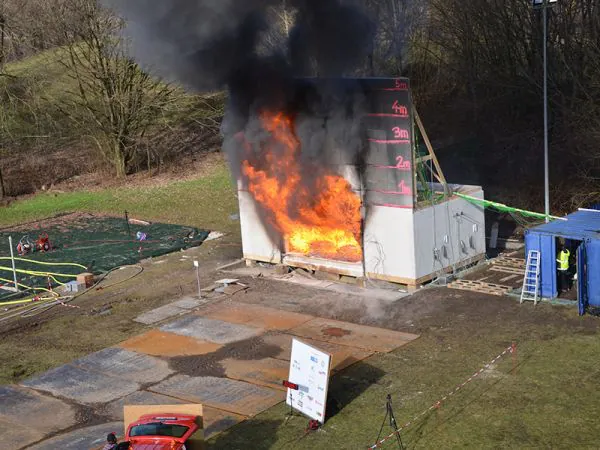 Bestandteil des Forschungsprojektes TIMpuls waren auch Realbrandversuche, an denen Entflammbarkeit und Feuerverhalten von Holzwerkstoffen untersucht wurde. Das Bild entstand beim dritten Realbrandversuch nach 38 Minuten Feuer in einem Versuchsraum mit teils unverkleideten Holzwänden. Bild: TUM/Christoph Kurzer
