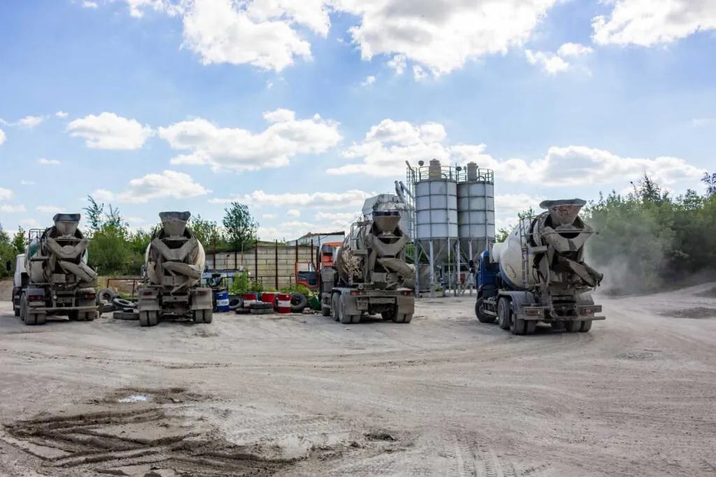 Betonmischer vor einem Betonwerk, Foto: arodsje/Pixabay