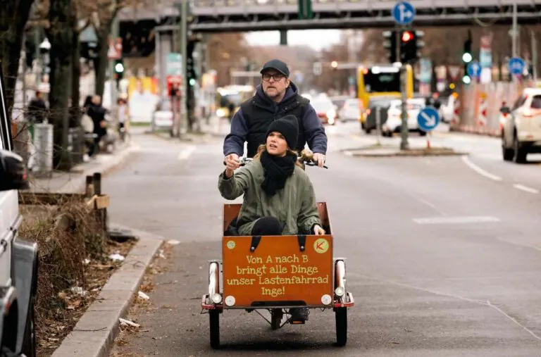 Anke Engelke und Bjarne Mädel sind in „Wir können auch anders“ zusammen mit weiteren Prominenten auf der Suche nach einem konstruktiven Umgang mit der Klimakrise. Sie machen sich auf zu Menschen, die in den Bereichen Energie, Mobilität, Landwirtschaft, Ernährung, Wohnen und Natur Lösungen haben und sie bereits in die Realität umsetzen. © SWR/2Pilots/Martin Rottenkolber