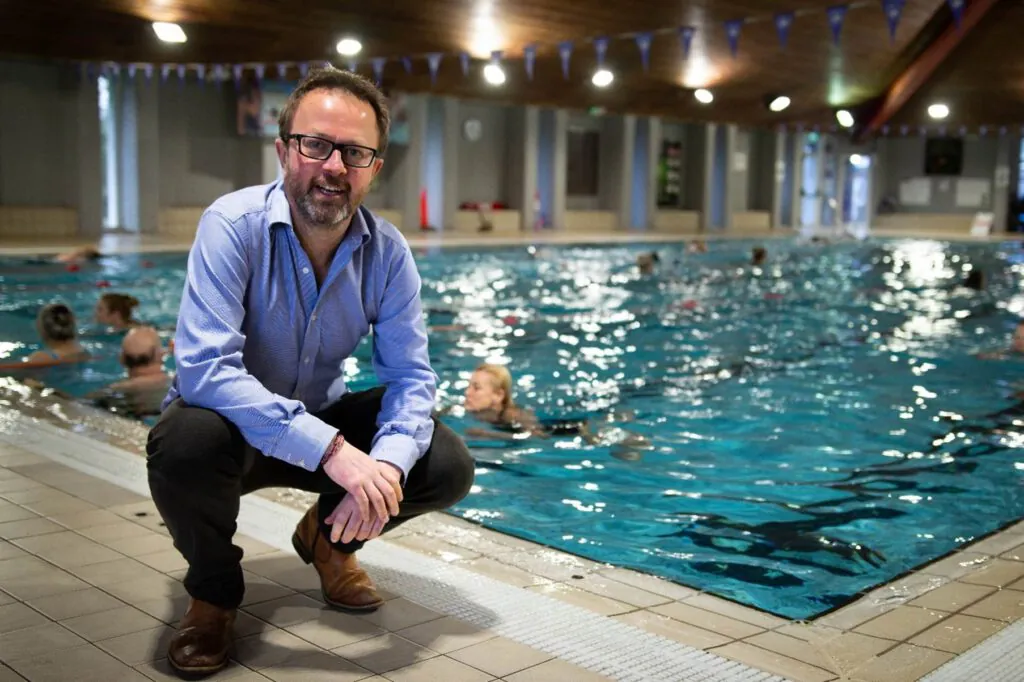 CEO Mark Bjornsgaard im Hallenbad von Devon. Grafik: Deep Green